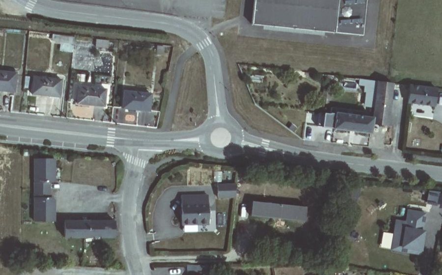 Vue aérienne du Rond-point anonyme n°224739343