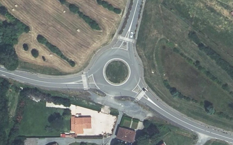 Vue aérienne du Rond-point anonyme n°224784259