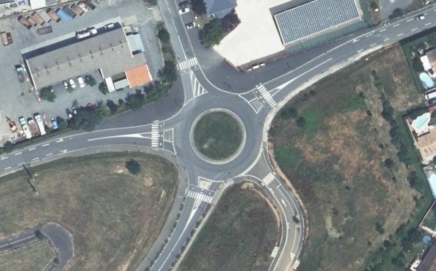 Vue aérienne du Rond-point anonyme n°224786344