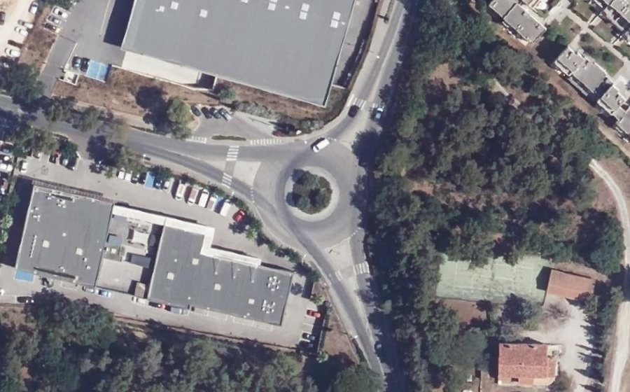 Vue aérienne du Rond-point anonyme n°224837624