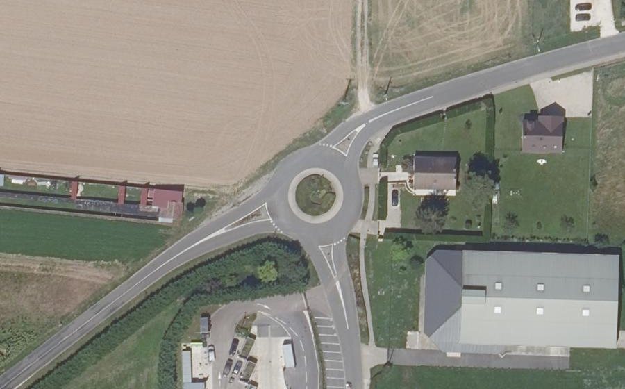 Vue aérienne du Rond-point anonyme n°224861734