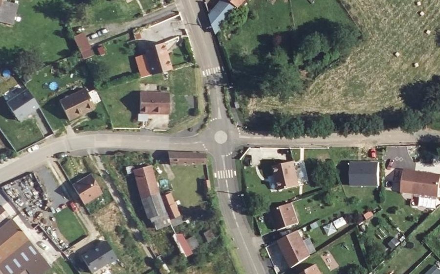 Vue aérienne du Rond-point anonyme n°224887393