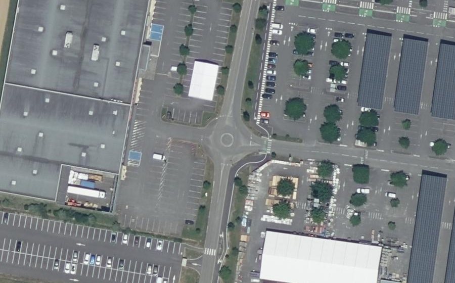 Vue aérienne du Rond-point anonyme n°224896391