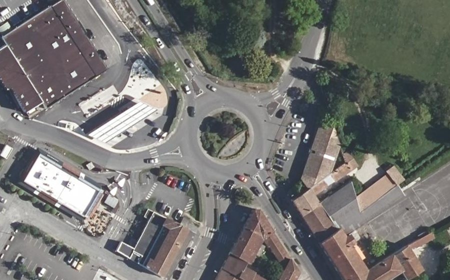 Vue aérienne du Rond-point anonyme n°225033379