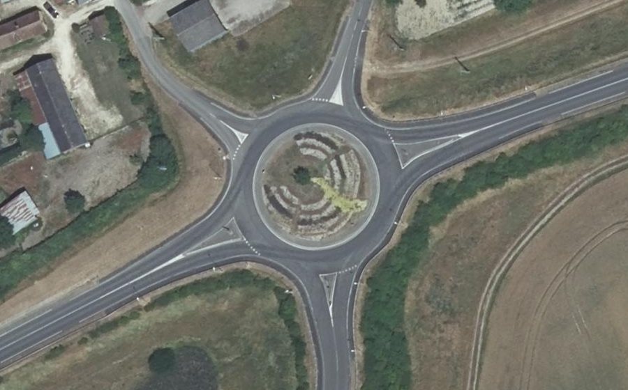 Vue aérienne du Rond-point anonyme n°225085492