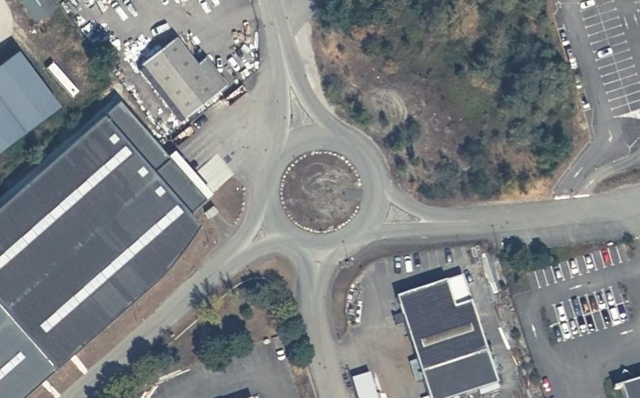 Vue aérienne du Rond-point anonyme n°225089350