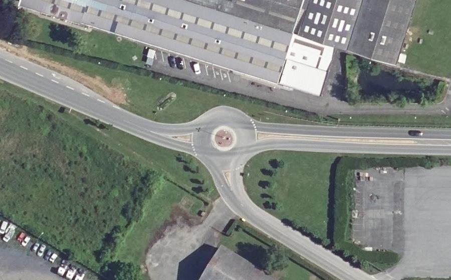 Vue aérienne du Rond-point anonyme n°225171625