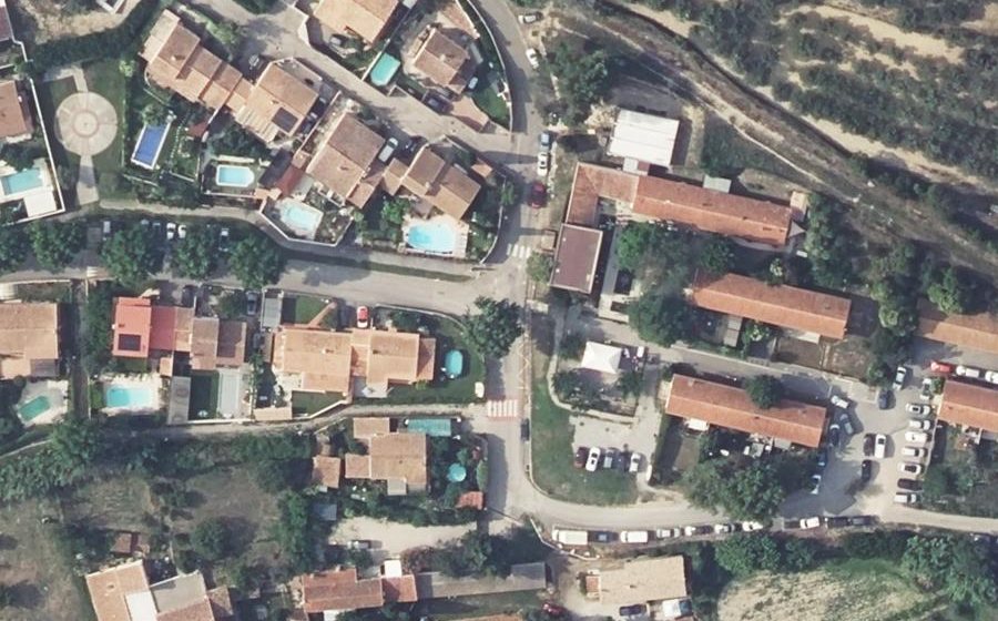 Vue aérienne du Rond-point anonyme n°225188046