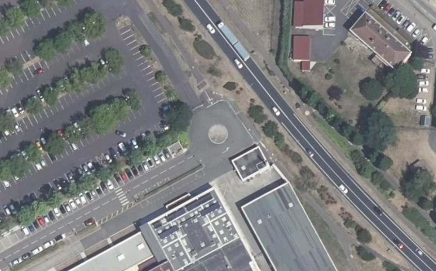 Vue aérienne du Rond-point anonyme n°225202672
