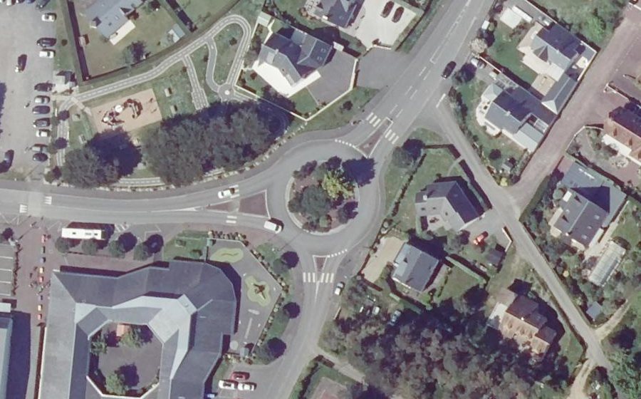 Vue aérienne du Rond-point anonyme n°225287342