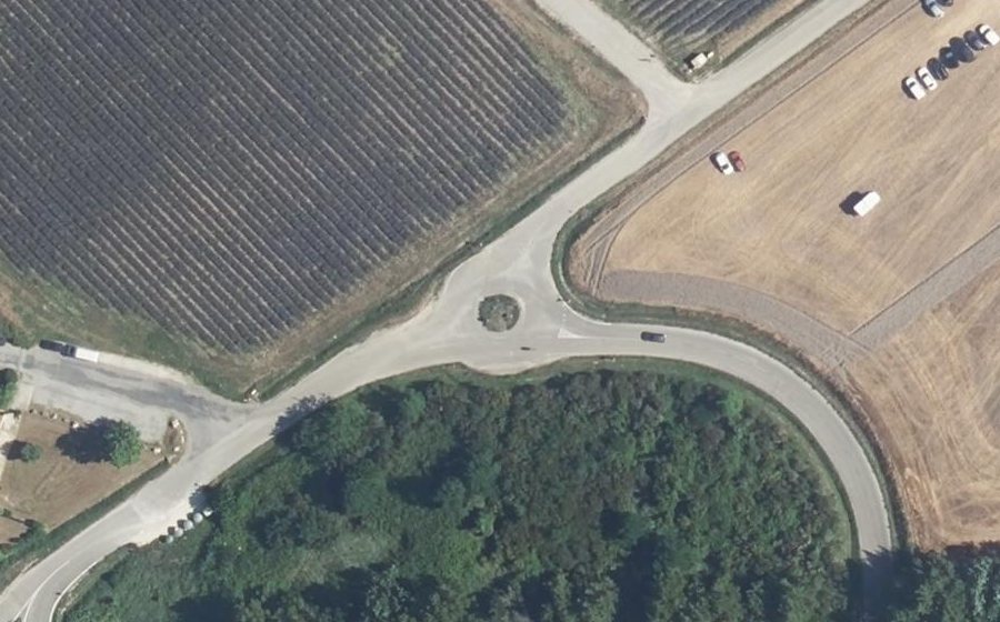 Vue aérienne du Rond-point anonyme n°225305784