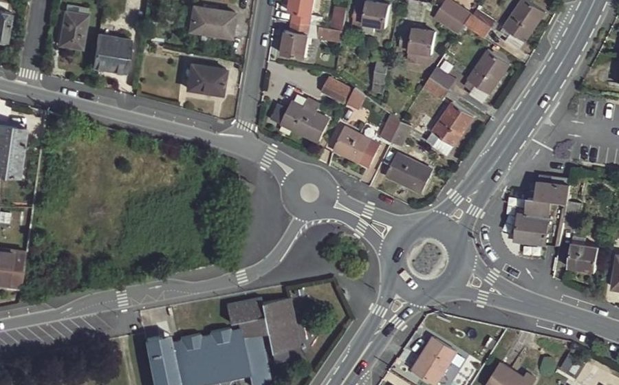 Vue aérienne du Rond-point anonyme n°225366212