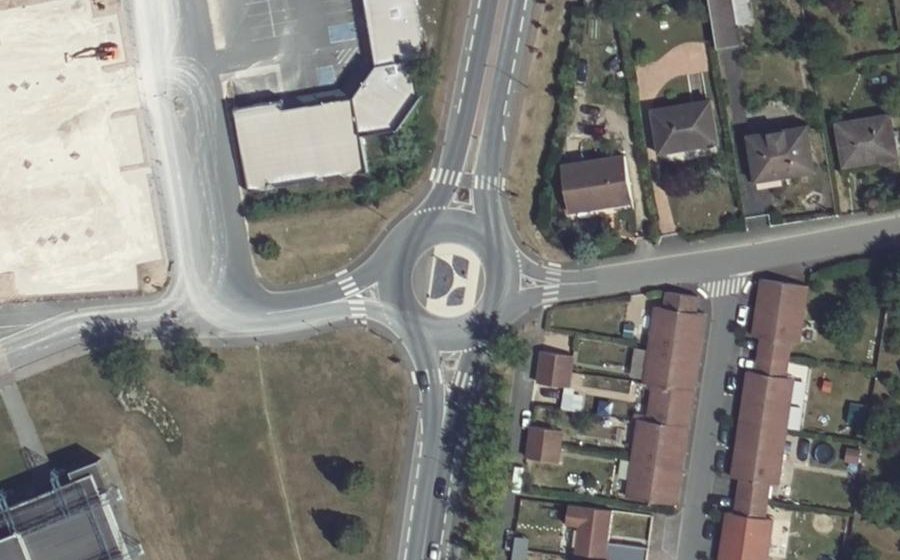Vue aérienne du Rond-point anonyme n°225366216