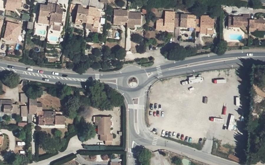 Vue aérienne du Rond-point anonyme n°225374813