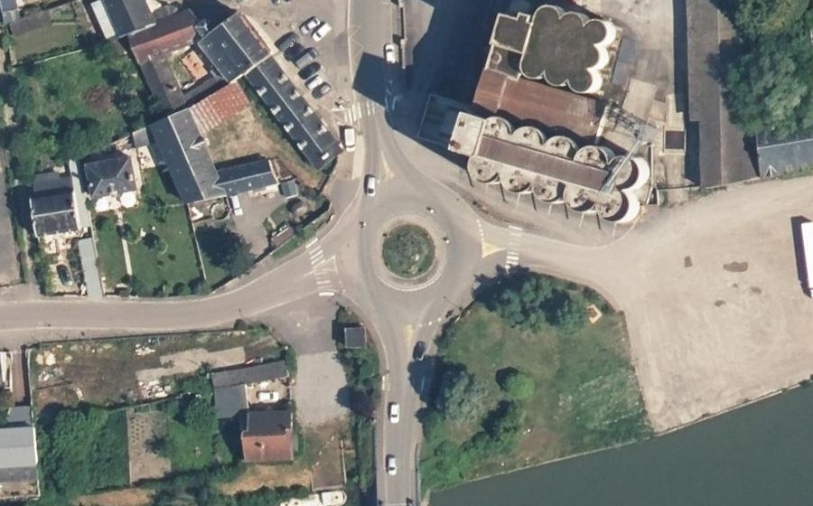 Vue aérienne du Rond-point anonyme n°225436454