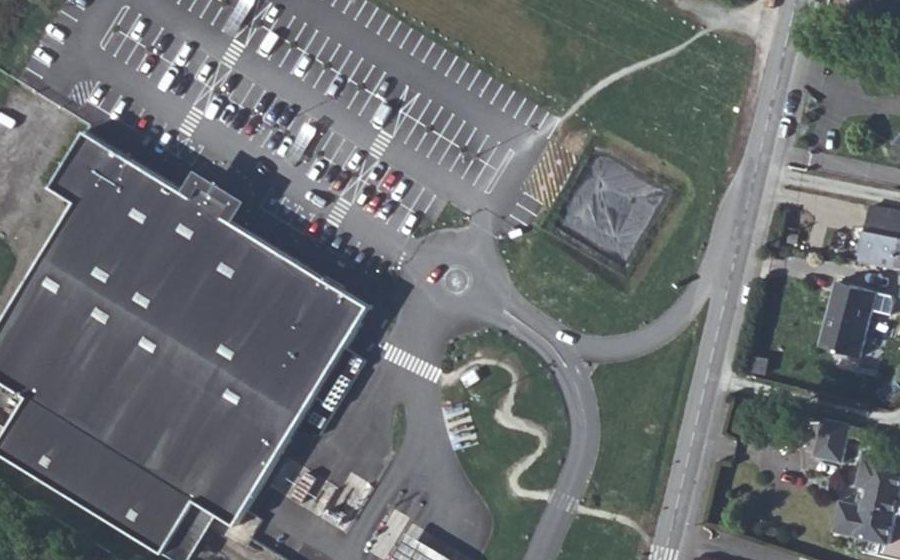 Vue aérienne du Rond-point anonyme n°225441775