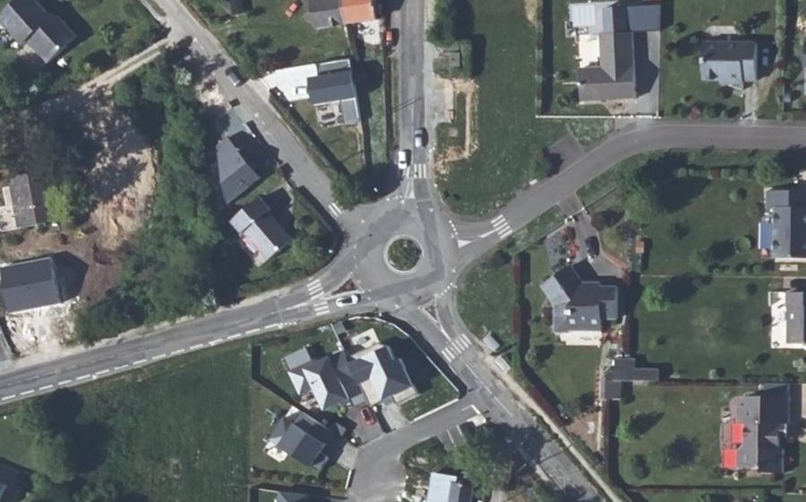 Vue aérienne du Rond-point anonyme n°225441780