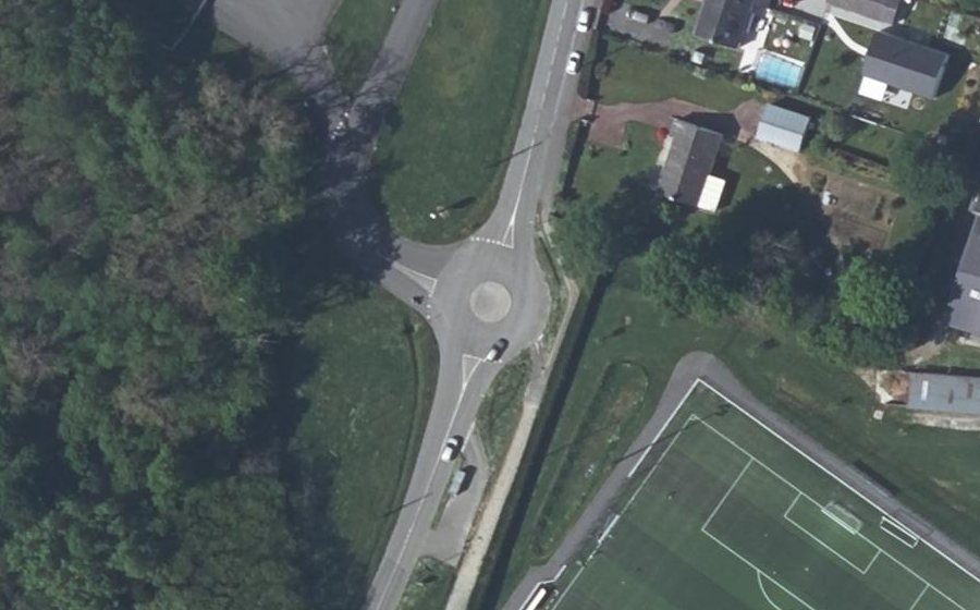 Vue aérienne du Rond-point anonyme n°225441781