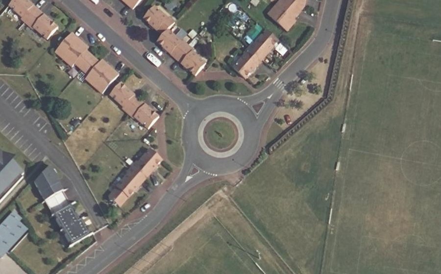 Vue aérienne du Rond-point anonyme n°225449433