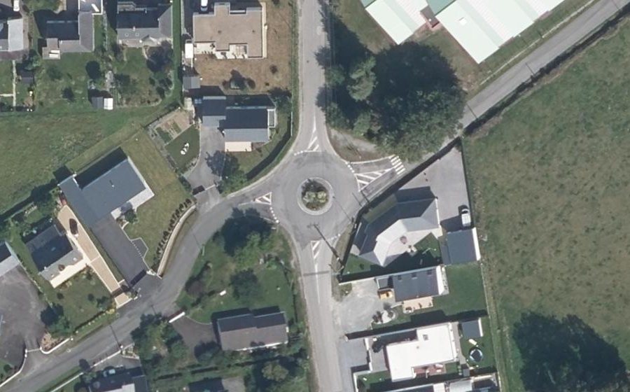 Vue aérienne du Rond-point anonyme n°225525066