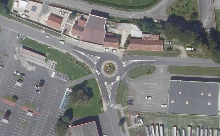 Vue aérienne du Rond-point anonyme n°225528900