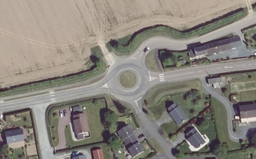 Vue aérienne du Rond-point anonyme n°225564075