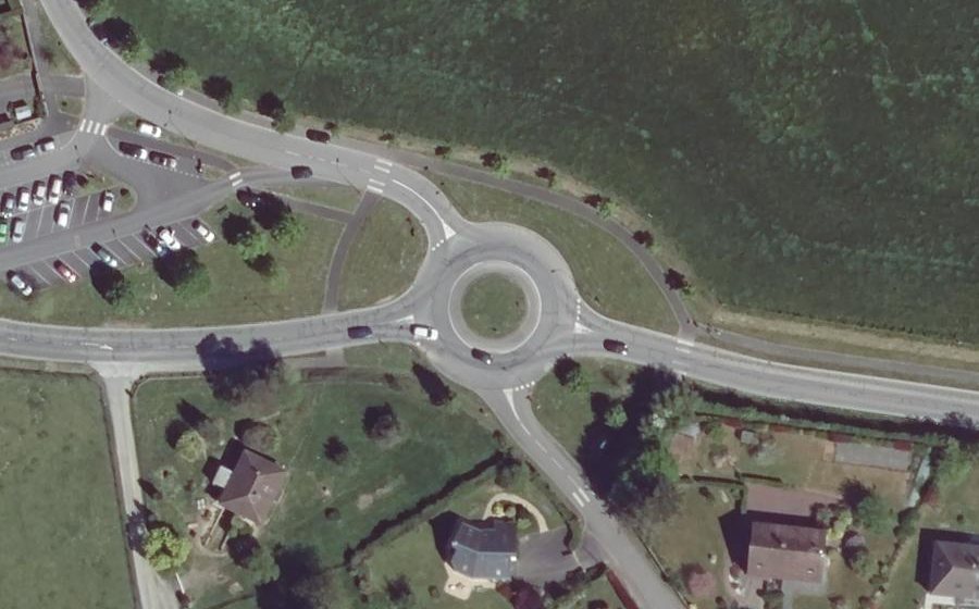 Vue aérienne du Rond-point anonyme n°225564088