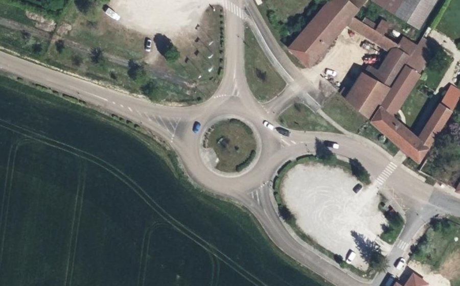 Vue aérienne du Rond-point anonyme n°225574516