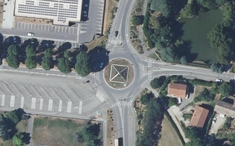 Vue aérienne du Rond-point anonyme n°225575274