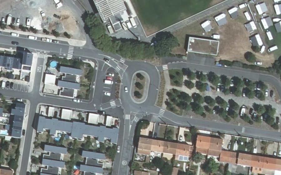 Vue aérienne du Rond-point anonyme n°225651166