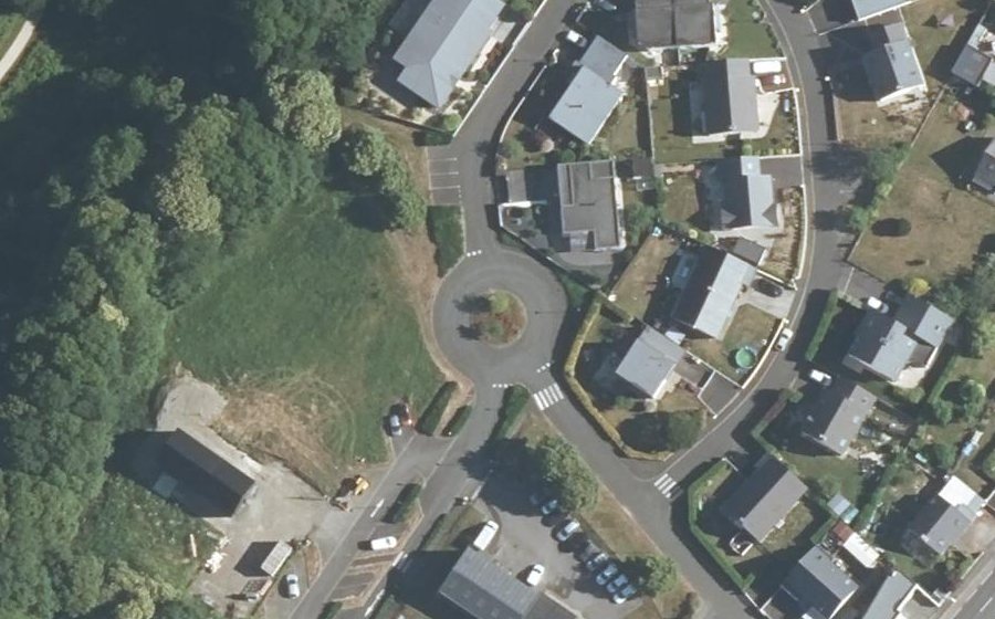 Vue aérienne du Rond-point anonyme n°225670818