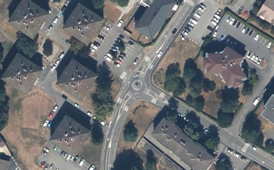Vue aérienne du Rond-point anonyme n°225785255