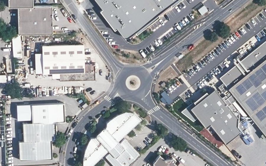 Vue aérienne du Rond-point anonyme n°225785287