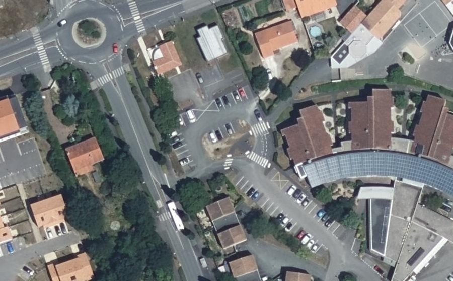 Vue aérienne du Rond-point anonyme n°225785985