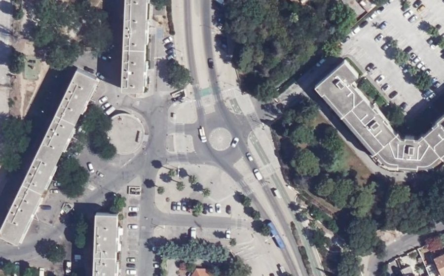 Vue aérienne du Rond-point anonyme n°225795021