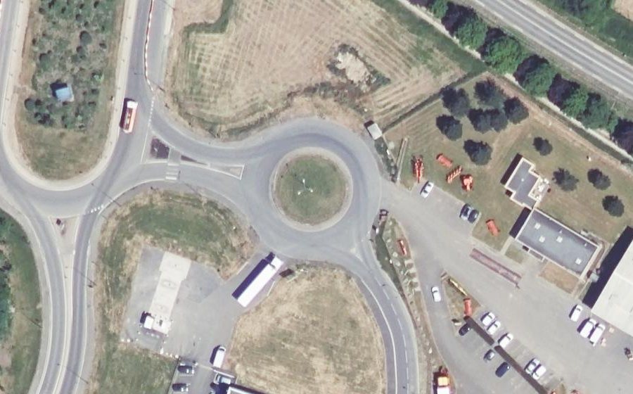 Vue aérienne du Rond-point anonyme n°225809745