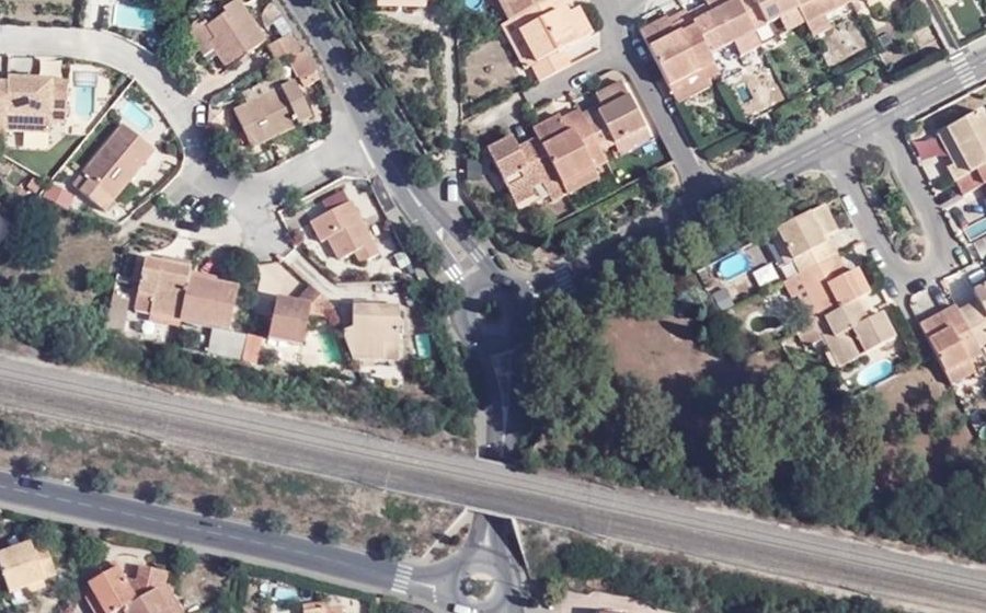 Vue aérienne du Rond-point anonyme n°225813288