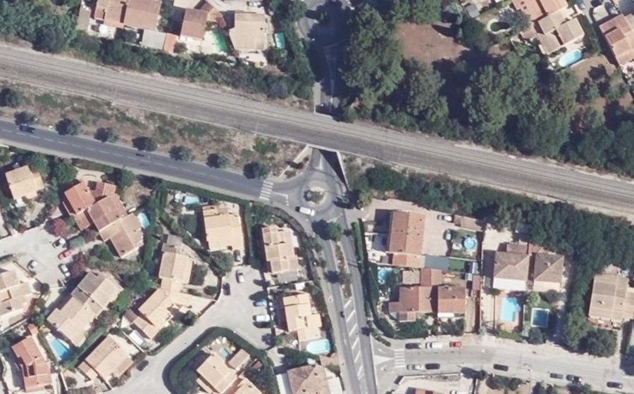 Vue aérienne du Rond-point anonyme n°225813296