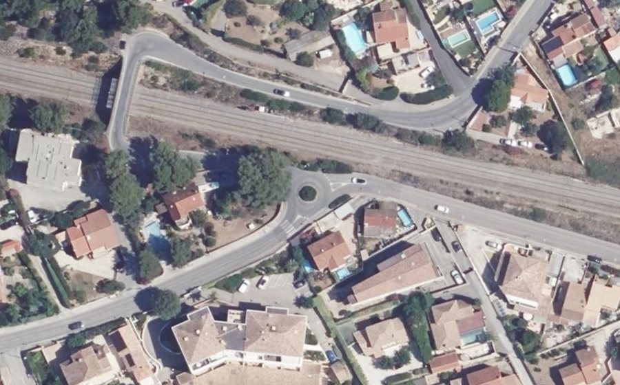 Vue aérienne du Rond-point anonyme n°225818627
