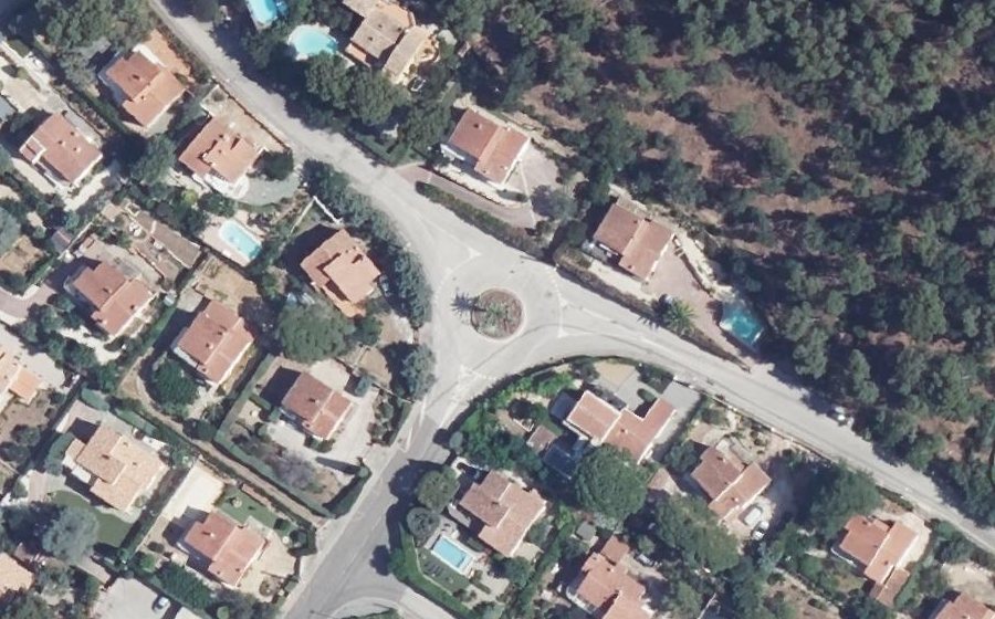 Vue aérienne du Rond-point anonyme n°225840125