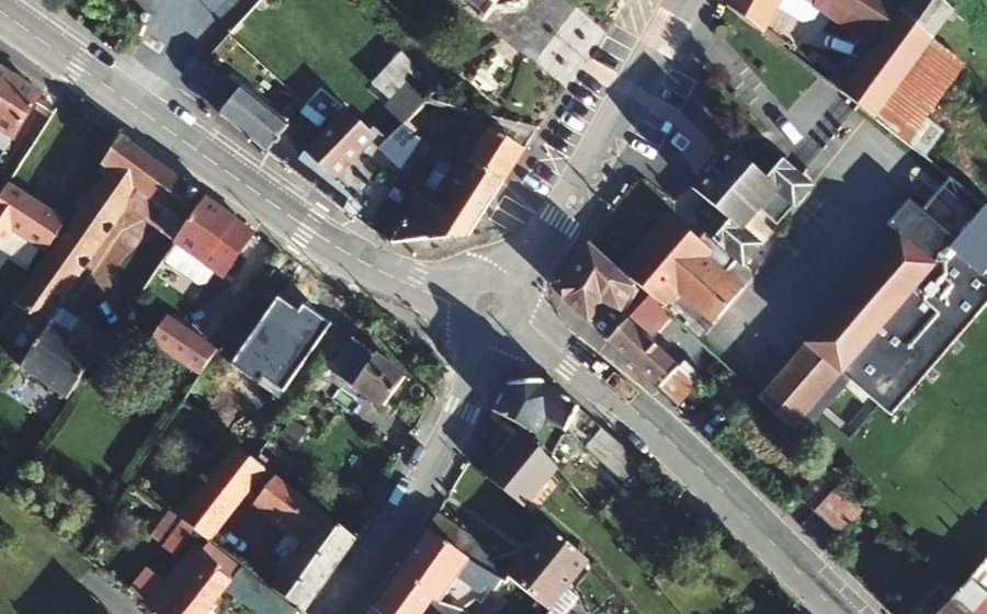 Vue aérienne du Rond-point anonyme n°225843637