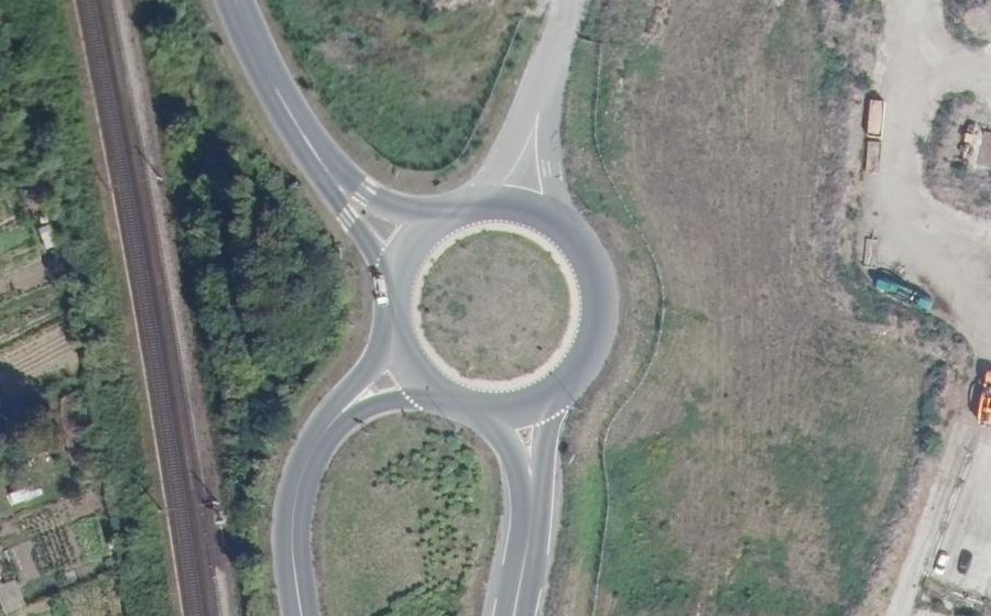Vue aérienne du Rond-point anonyme n°225862215