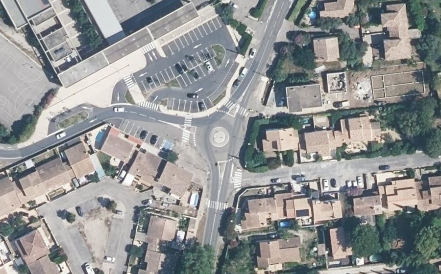 Vue aérienne du Rond-point anonyme n°225864301