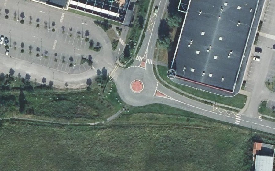 Vue aérienne du Rond-point anonyme n°225882684