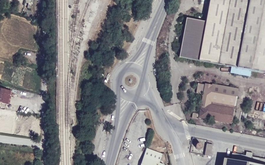 Vue aérienne du Rond-point anonyme n°225900939