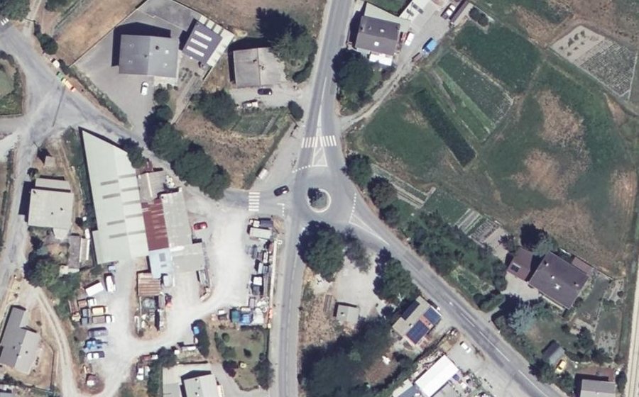 Vue aérienne du Rond-point anonyme n°225900942