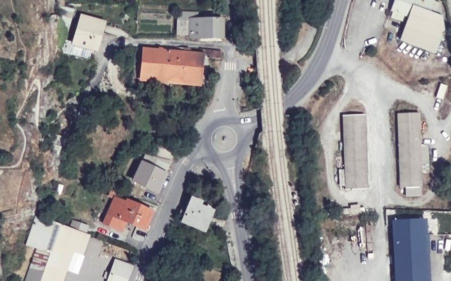 Vue aérienne du Rond-point anonyme n°225900951