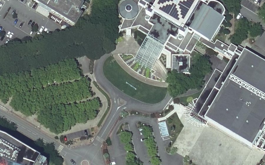 Vue aérienne du Rond-point anonyme n°225969862