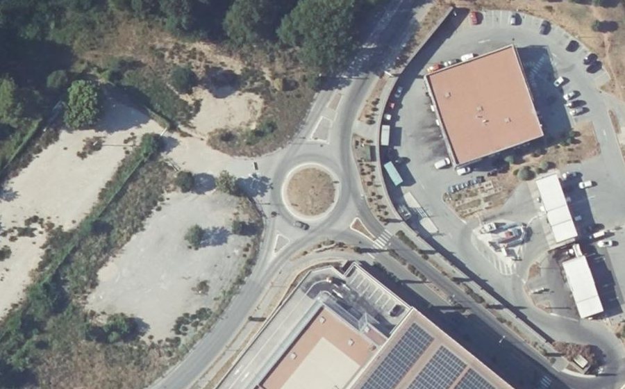 Vue aérienne du Rond-point anonyme n°225998938