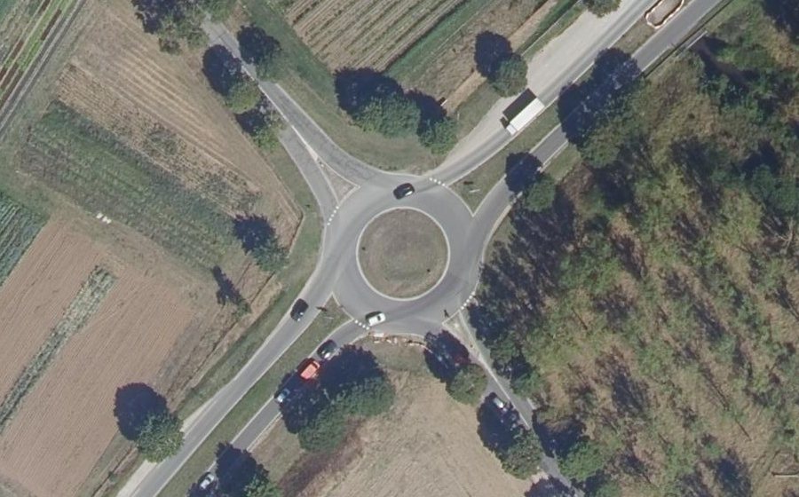 Vue aérienne du Rond-point anonyme n°22601653